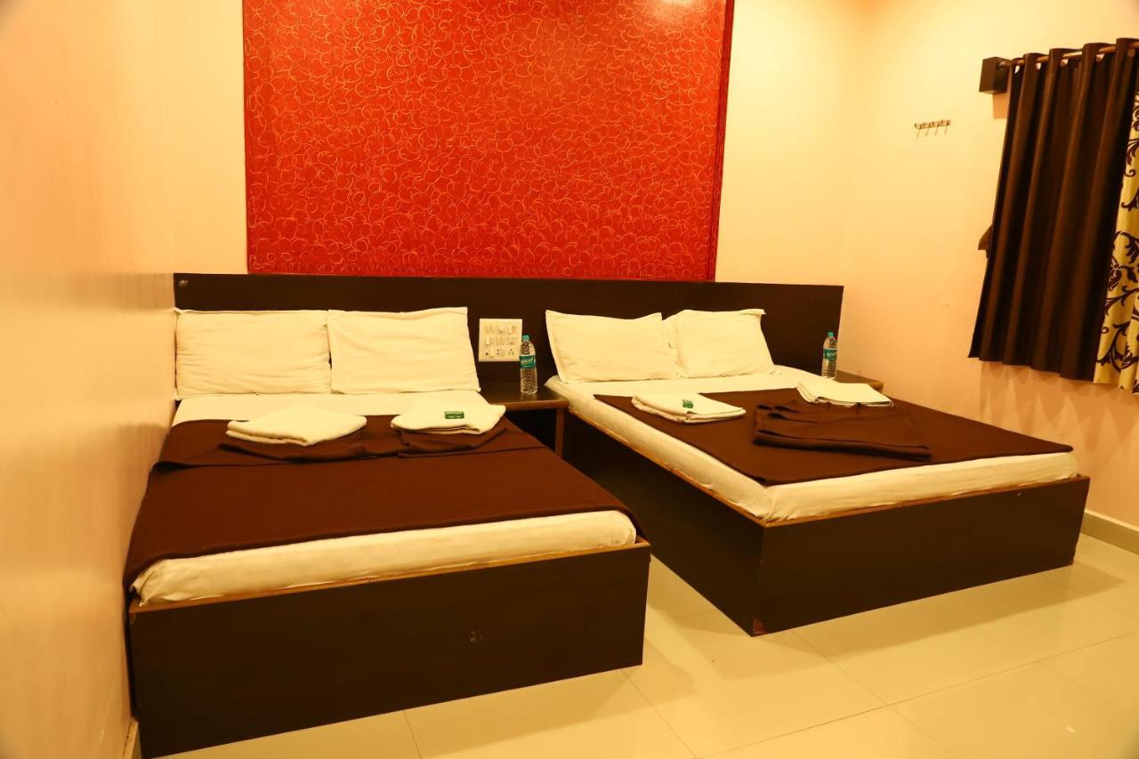 شيردي Sai Madhavi Palace Hotel المظهر الخارجي الصورة