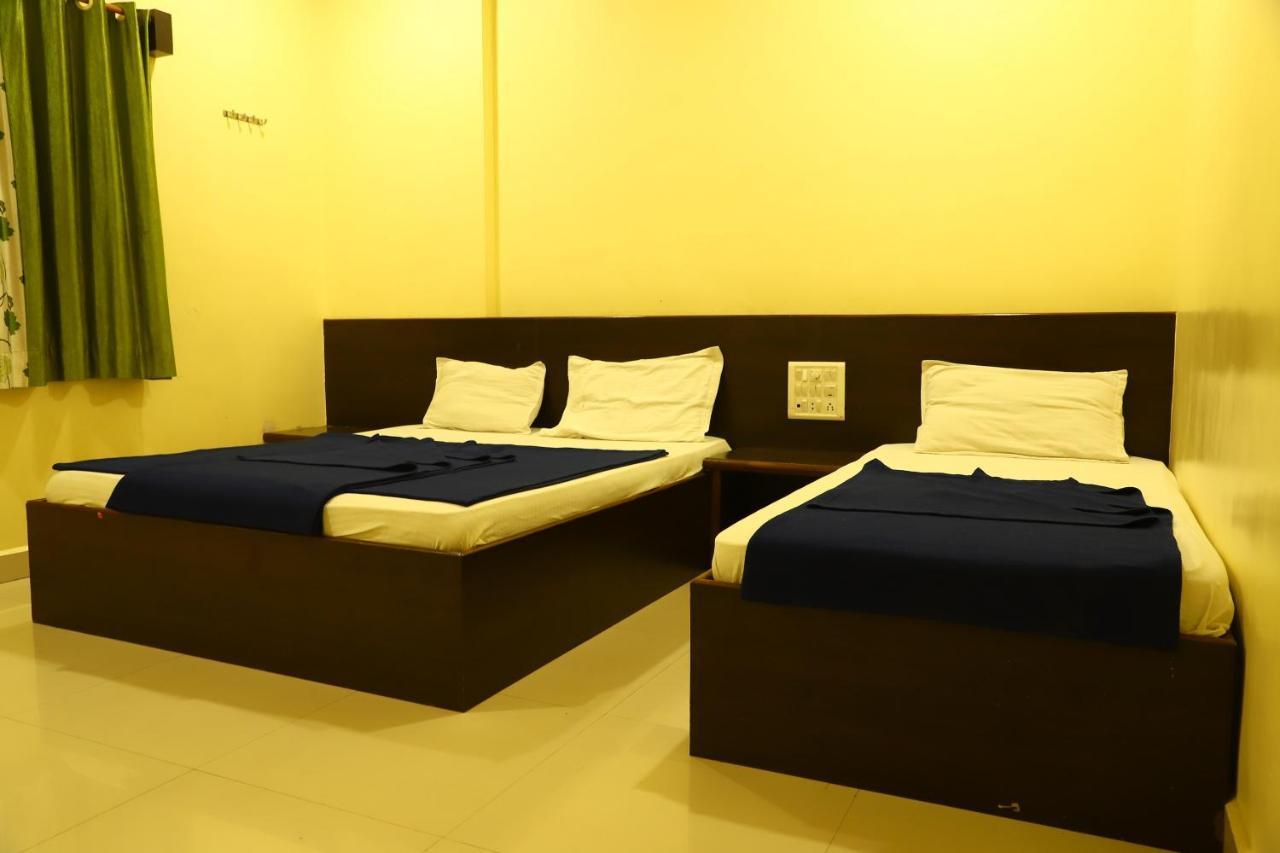 شيردي Sai Madhavi Palace Hotel المظهر الخارجي الصورة