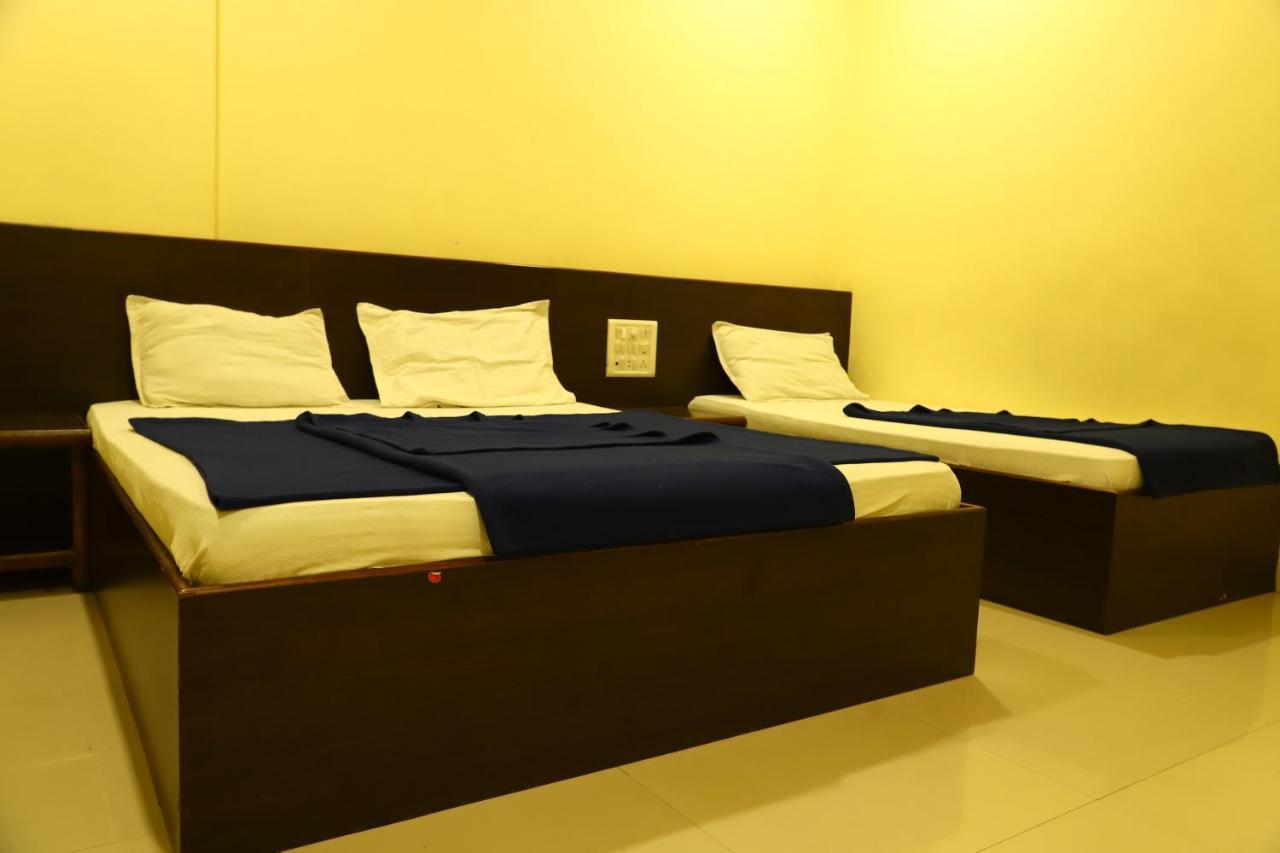 شيردي Sai Madhavi Palace Hotel المظهر الخارجي الصورة