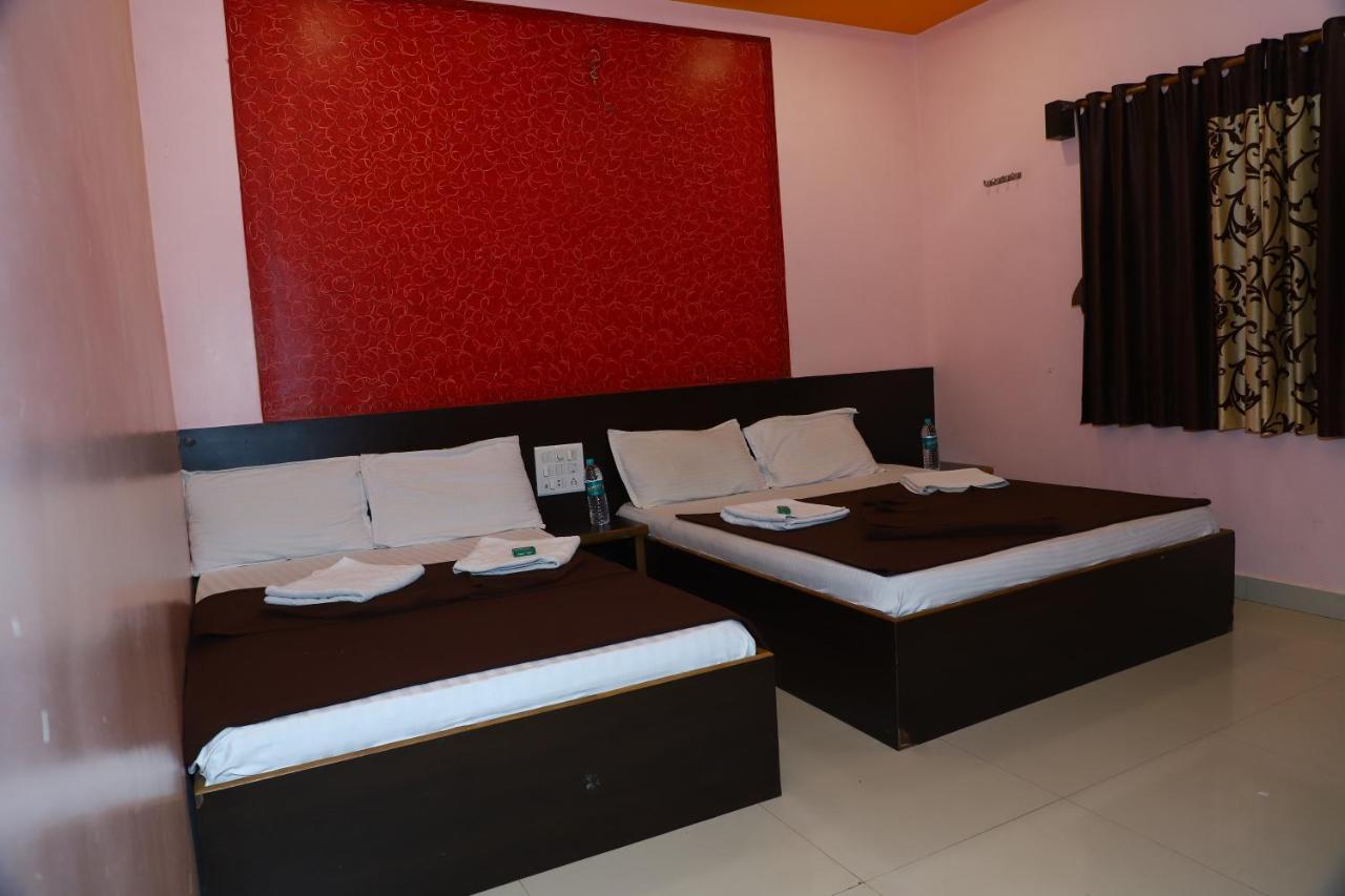 شيردي Sai Madhavi Palace Hotel المظهر الخارجي الصورة