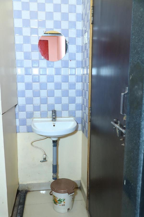 شيردي Sai Madhavi Palace Hotel المظهر الخارجي الصورة