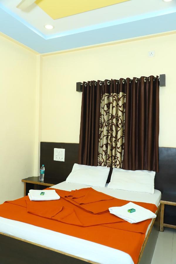 شيردي Sai Madhavi Palace Hotel المظهر الخارجي الصورة